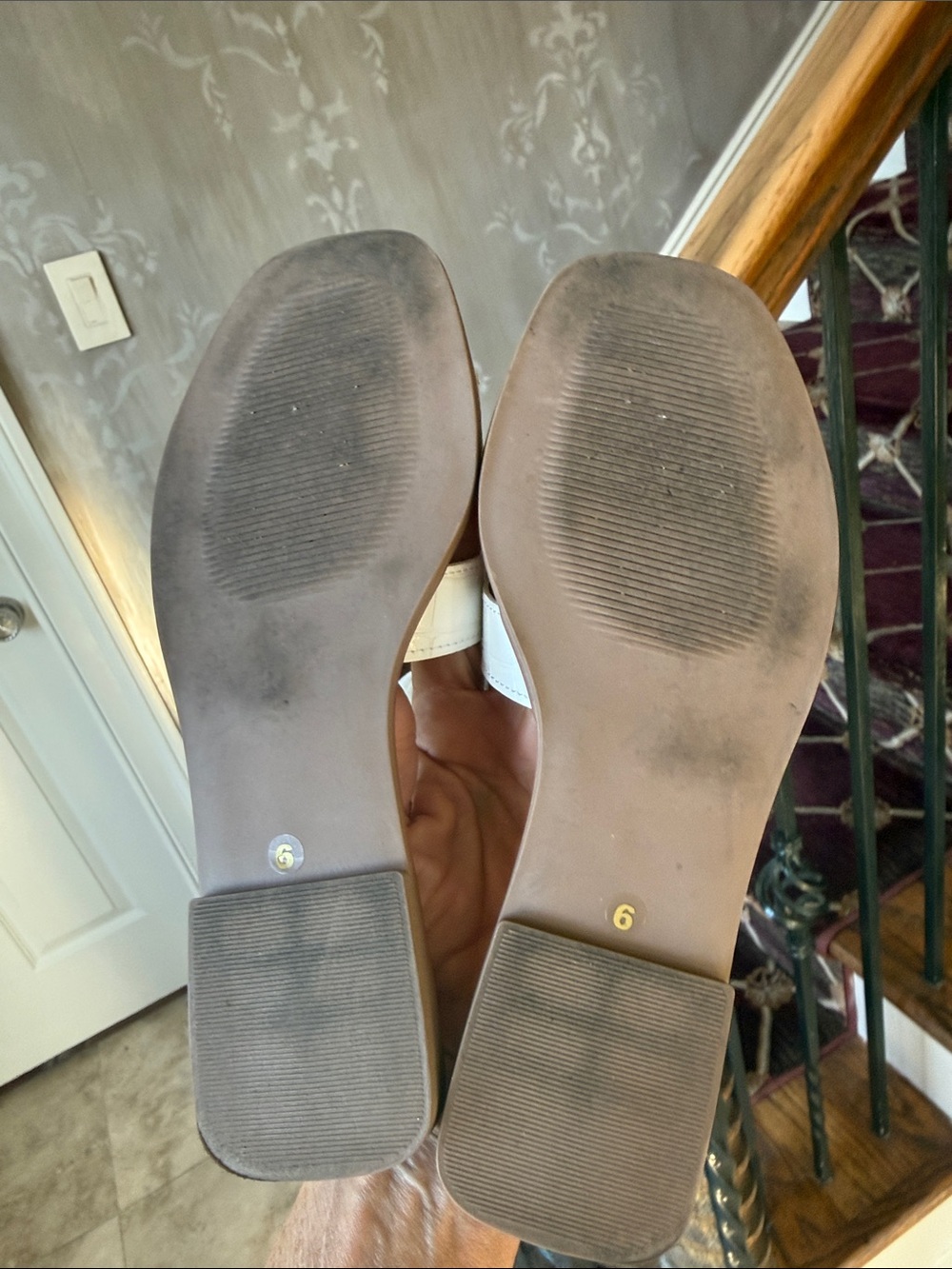 STEVEN white crock H cut design. Excellent condition size 6. - Picture 7 of 12